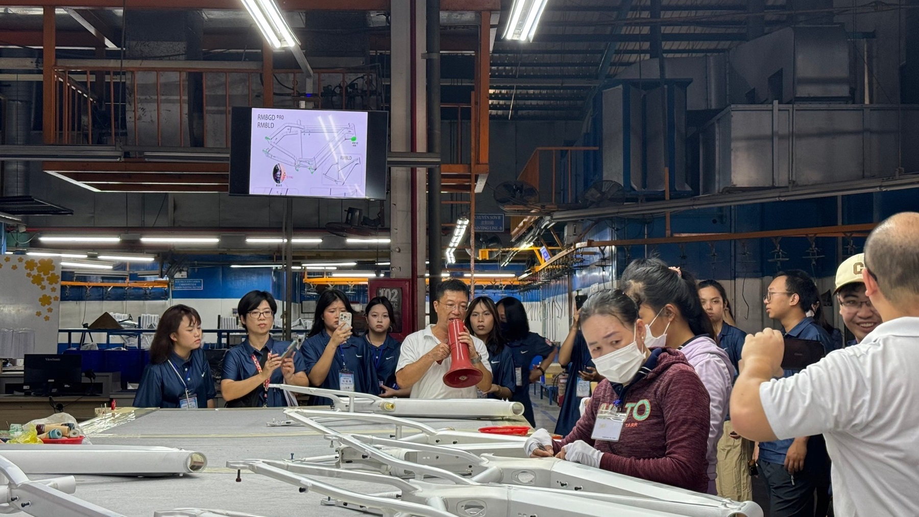 Visit to Zhiyu Technology's Vietnam Factory: Experiencing the Process of Screwing Bicycle Rack Bolts (Photo / Courtesy of Ministry of Education Website)